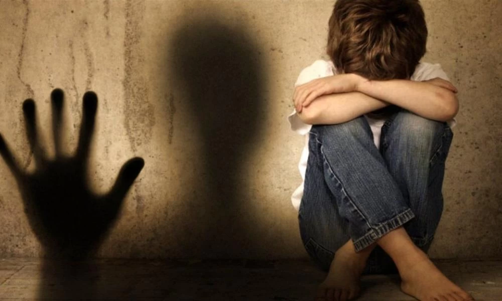 Αποκεφάλισε δύο από τα παιδιά του και ανάγκασε τα αδέρφια τους να βλέπουν